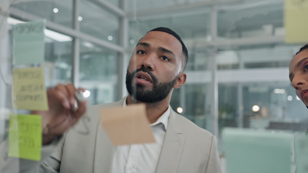 escritura, planificación y gente de negocios en la oficina