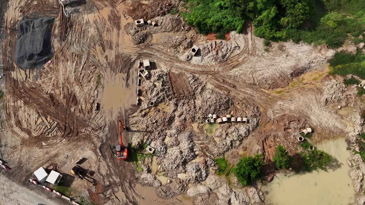 活動中の建設現場の空中写真