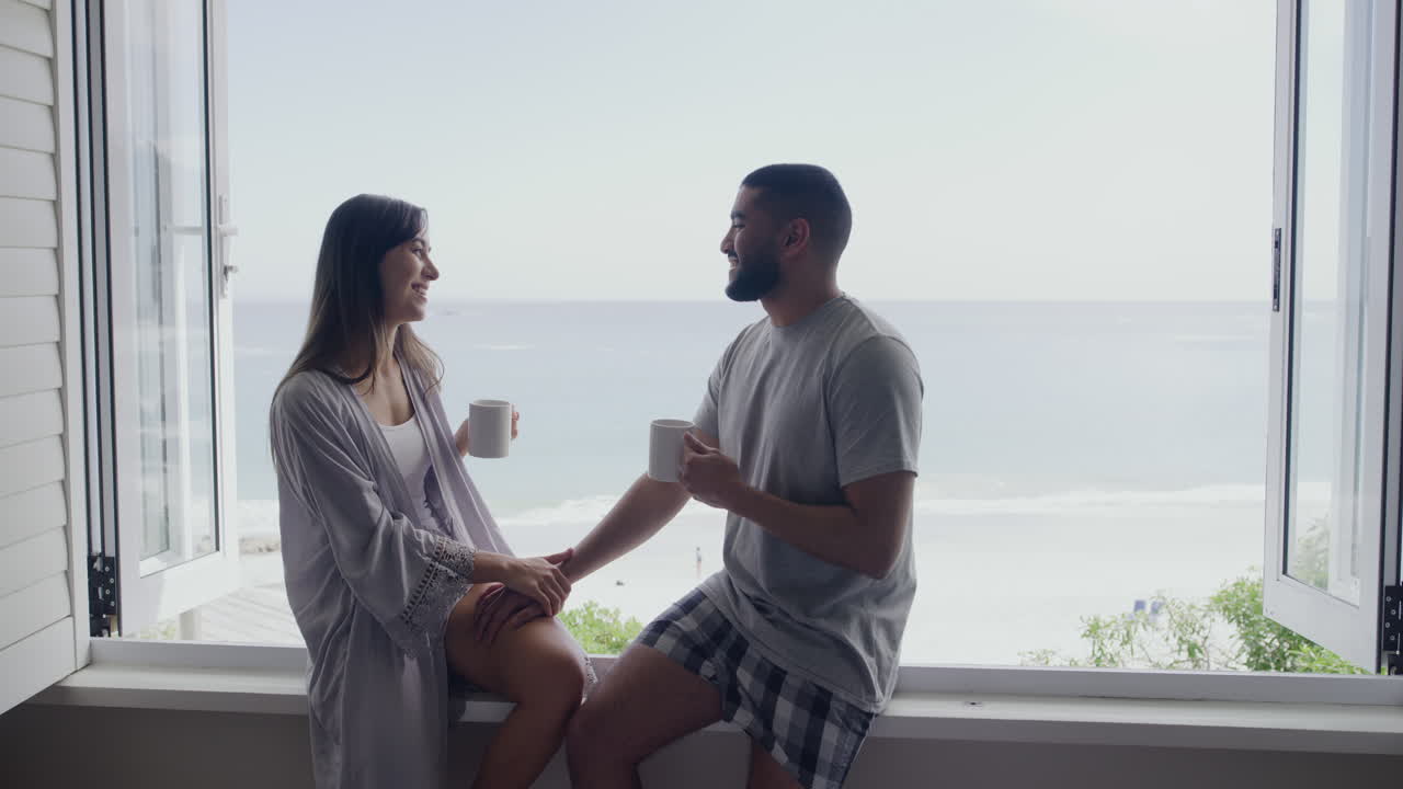 행복한 인종 간 커플이 키스하고 있습니다.