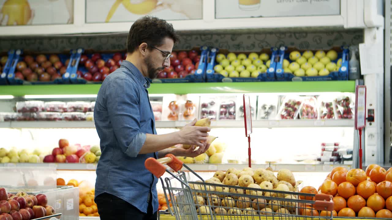 hombre comprando frutas orgánicas en el supermercado