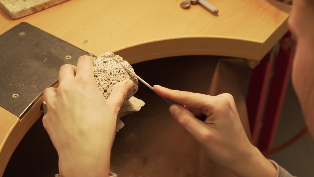 파일링 콘크리트 닫기 - 둥근 파일이 있는 지오 폴리머 - 슬로우 모션으로 작업실에서 촬영