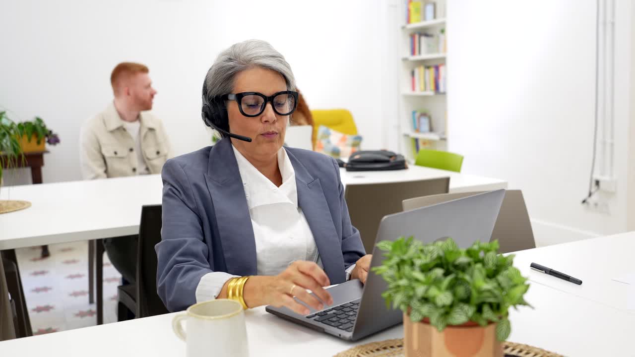 Donna che lavora al portatile in ufficio
