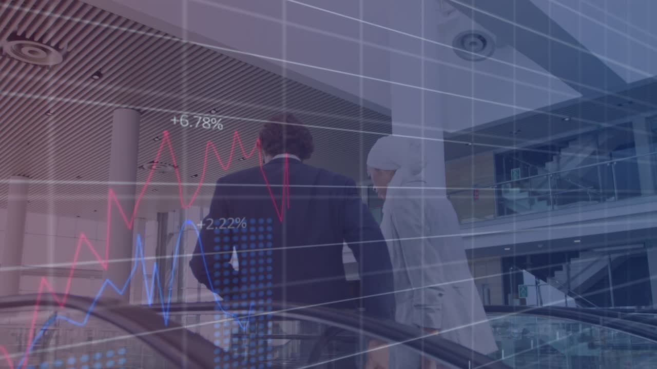 animación de datos financieros y gráficos sobre la vista posterior de diversos empresarios en la escalera mecánica