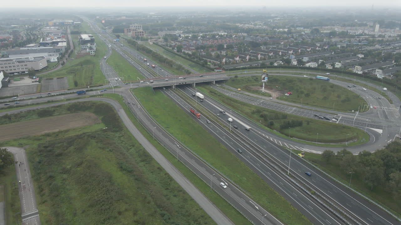 고속도로에서 운전하는 교통의 높은 공중
