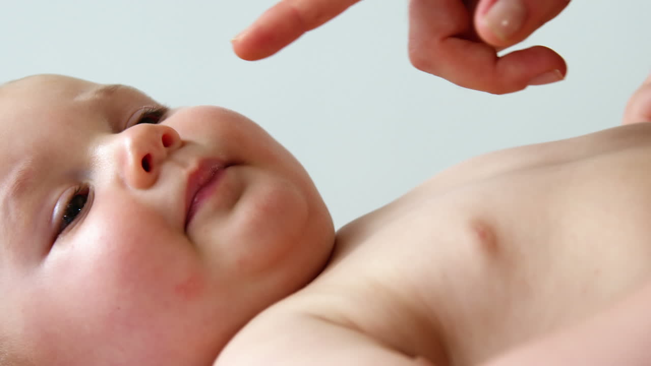 한 아버지 가 아기 와 함께 놀고 있다