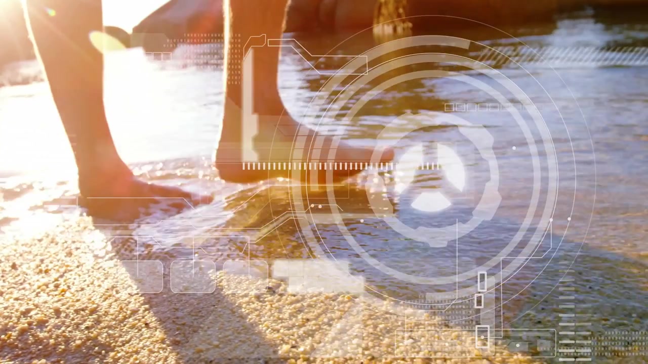 Man kliver ner i grunt vatten på stranden, framhäver teknik-HUD-grafik som överlagras scenen.