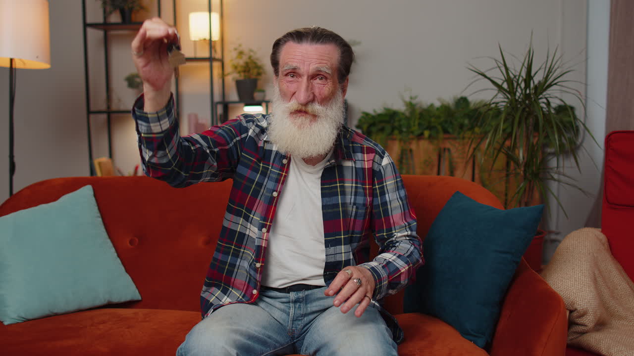 agente inmobiliario de alto nivel que muestra las llaves de una nueva casa, un apartamento, una propiedad de compra o alquiler