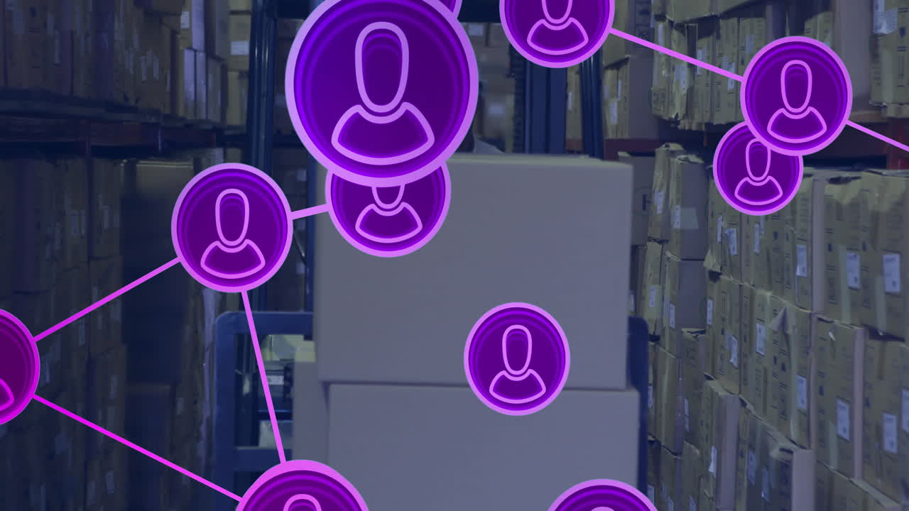 animación de la red de personas iconos sobre hombre biracial en carretilla elevadora trabajando en el almacén