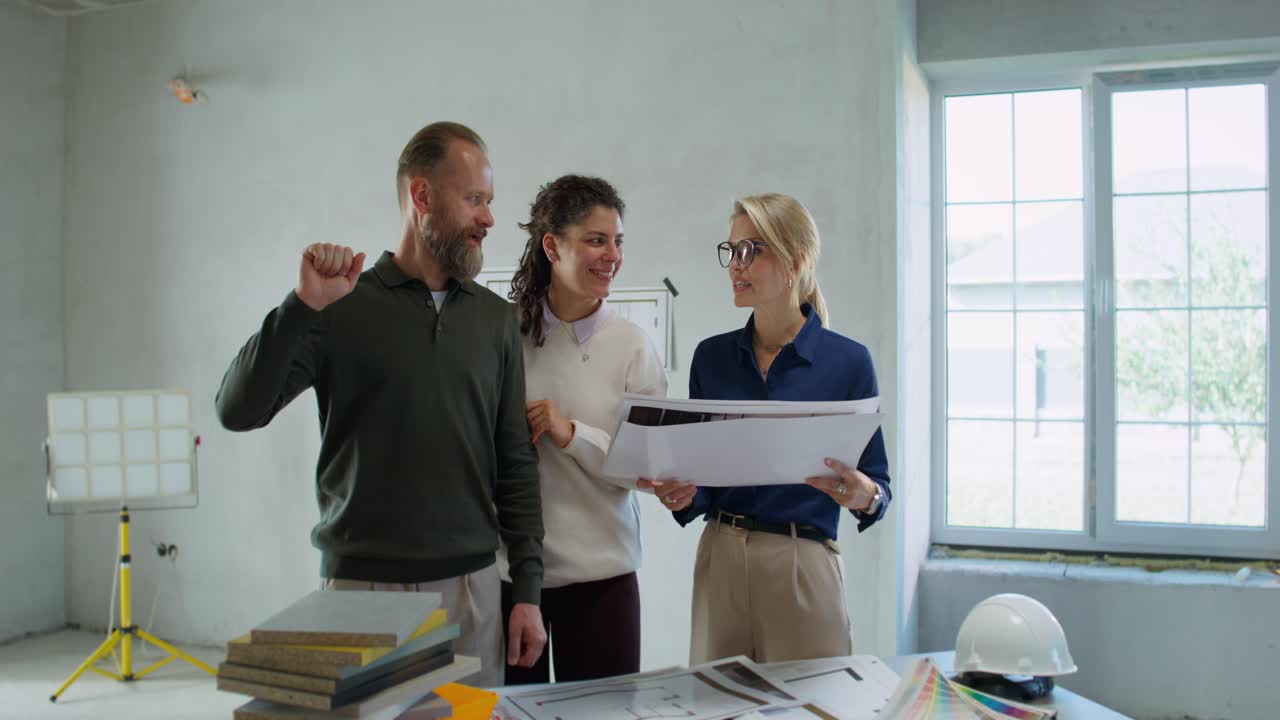 propietarios de viviendas que consultan a arquitectos y diseñadores sobre el diseño de interiores y los planes de renovación