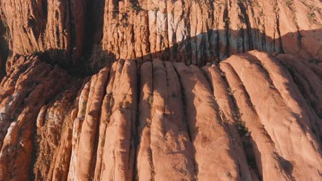 luftaufnahme von oben nach unten, die die steilen klippen der alten lavaströme des snow canyon zeigt