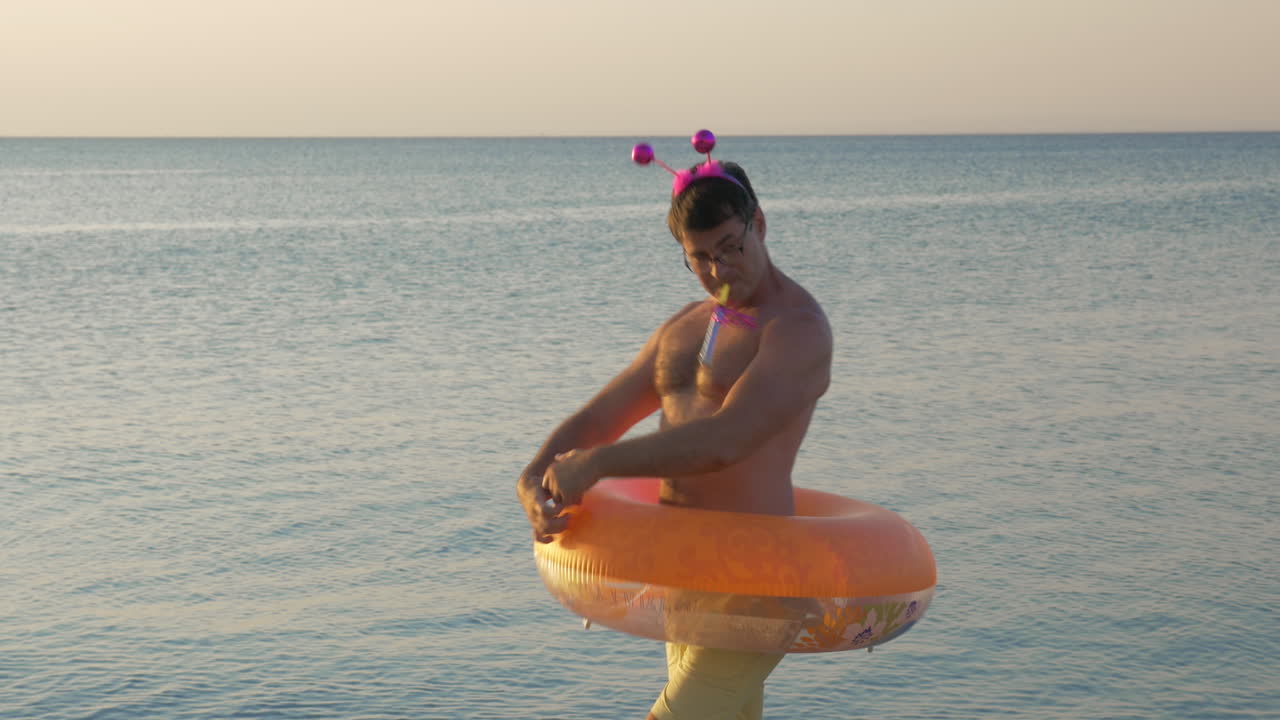 hombre gracioso que se hace pasar por culturista.