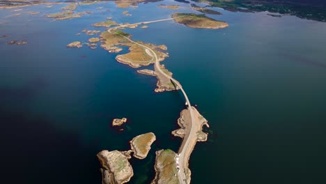 imágenes aéreas de la carretera del océano atlántico noruega