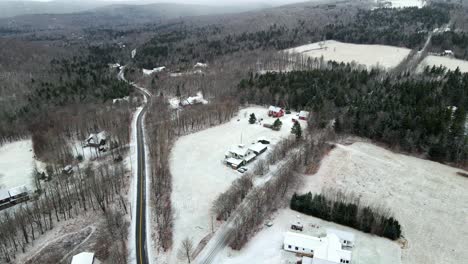 Un-Dron-Filmado-En-Vt-Mostrando-Los-Caminos-Cubiertos-De-Nieve