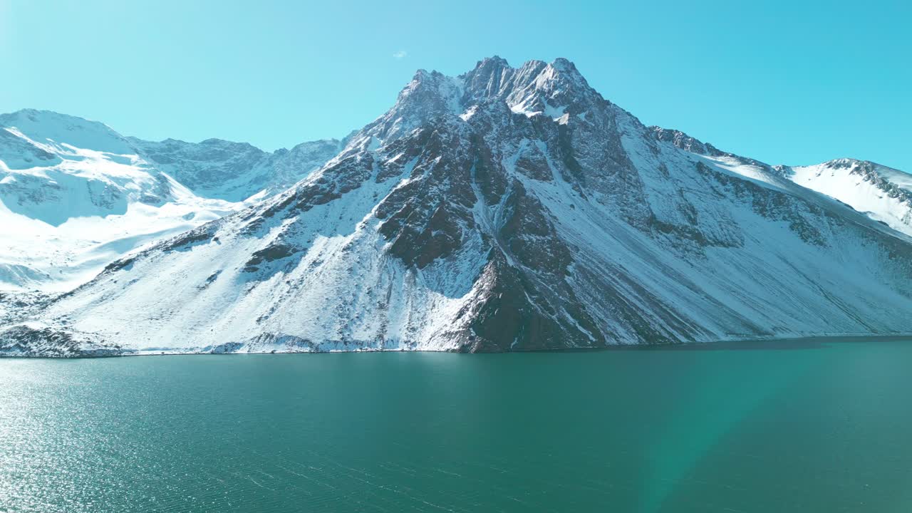 Collina innevata. Il bacino idrico El Yeso, Cajon del Maipo, Cile.
