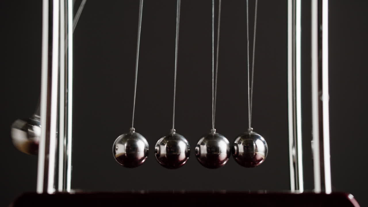 la cuna de newton en movimiento