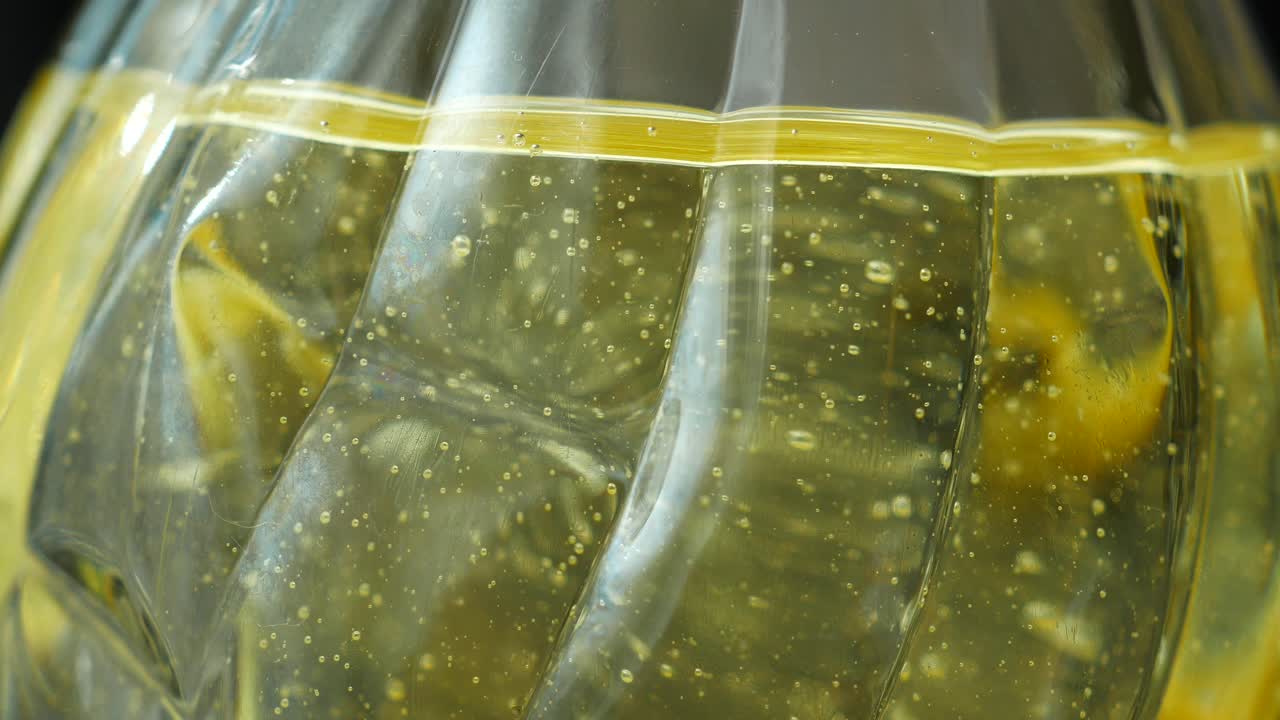 primer plano de aceite vegetal en una botella de vidrio
