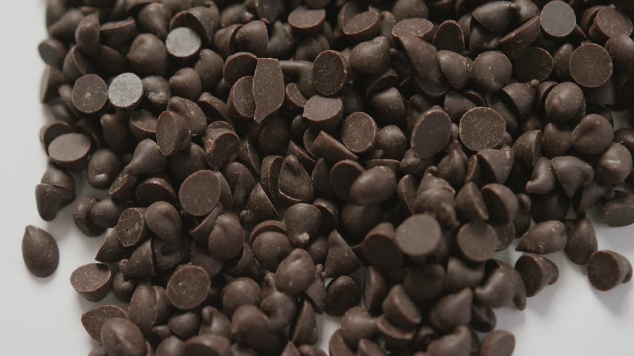 video de primer plano de varios trozos de chocolate sobre un fondo blanco