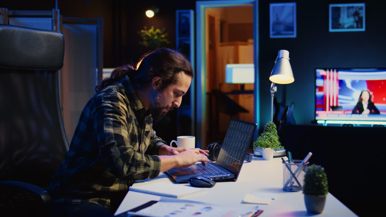 Freelancer sospira di frustrazione dopo aver visto le quote di mercato crollare