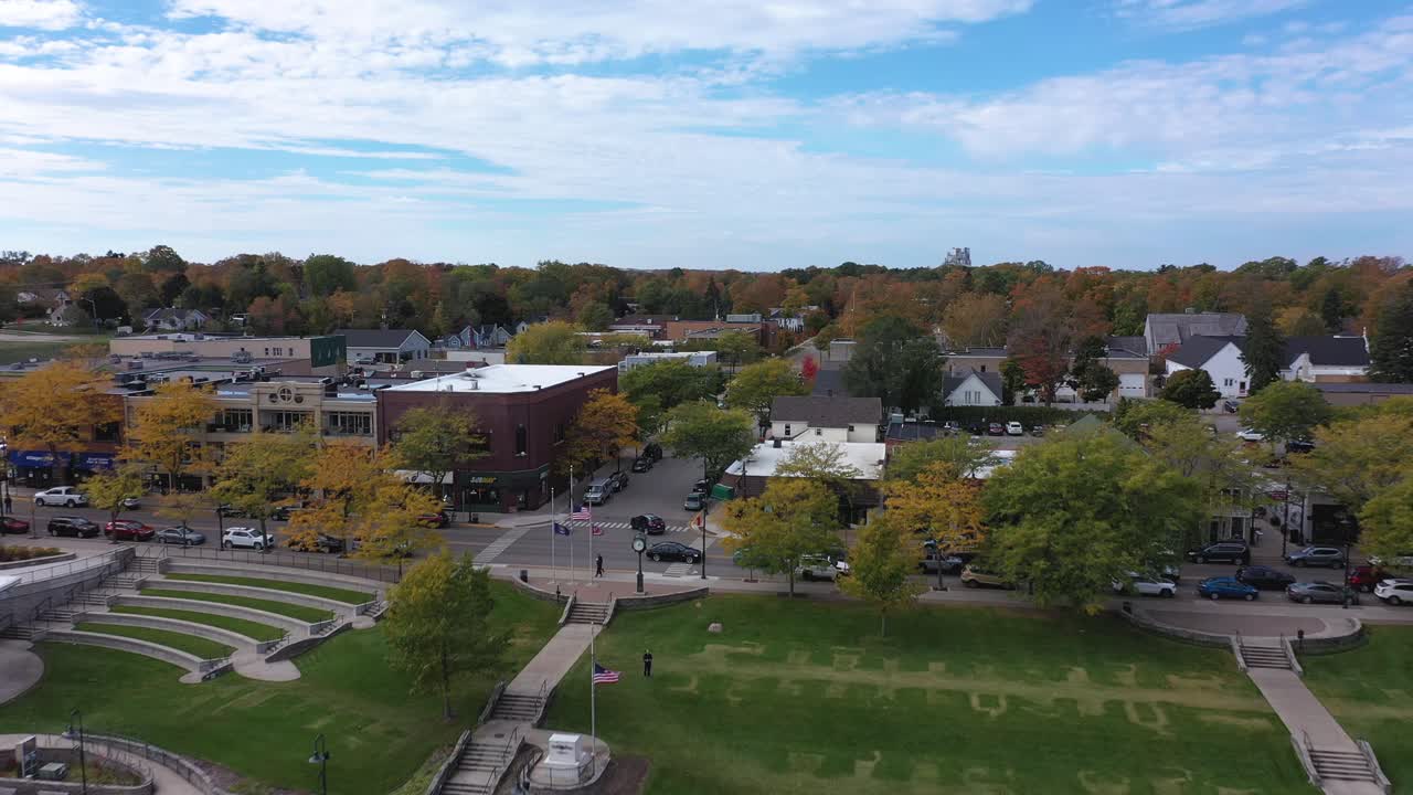 가을의 4k 무인 항공기에 의한 charlevoix michigan