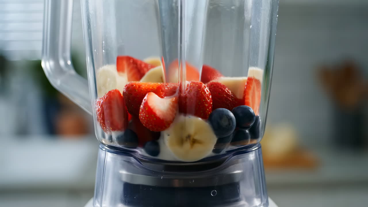 Lager en sunn fruktsmoothie i en blender