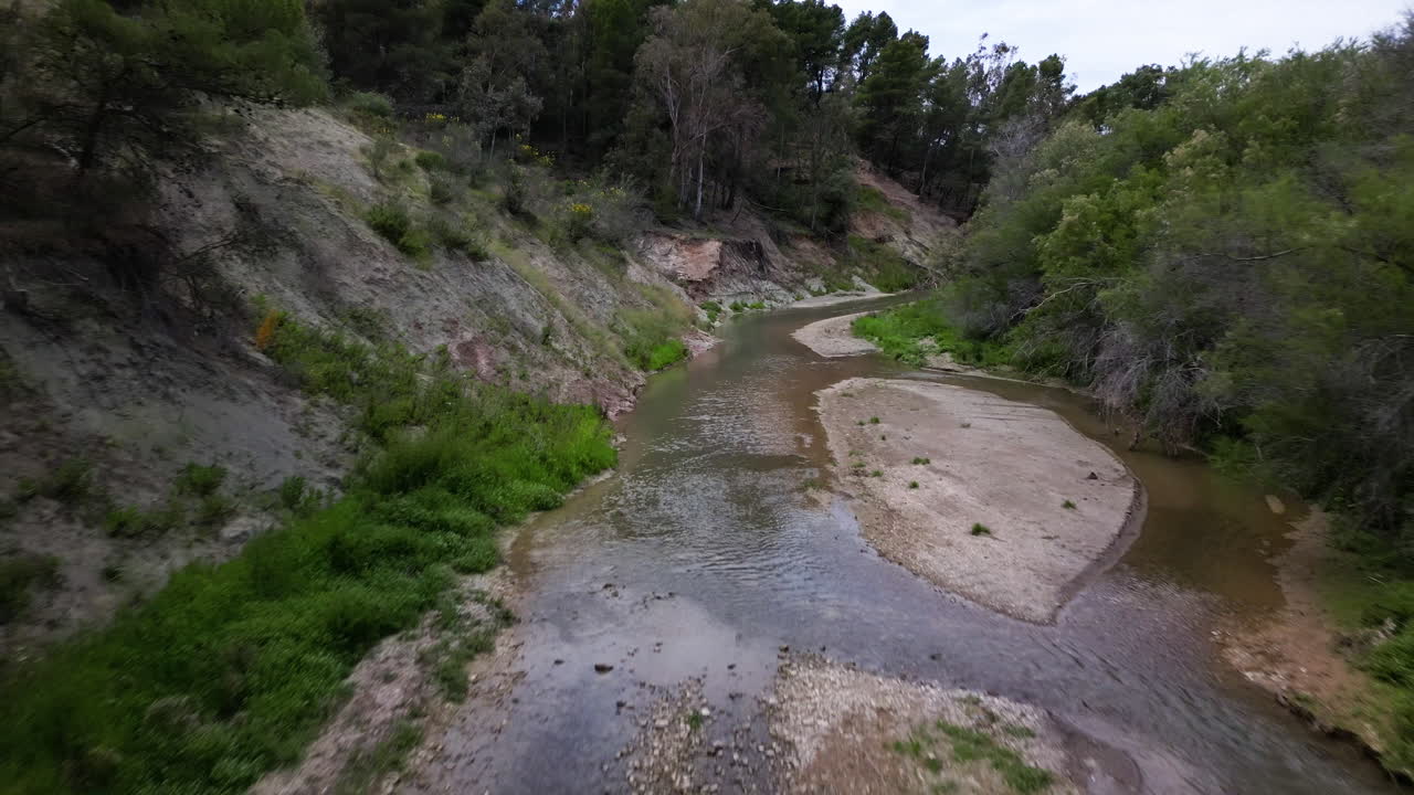 valle del río en estepona, españa, vista aérea de un avión no tripulado