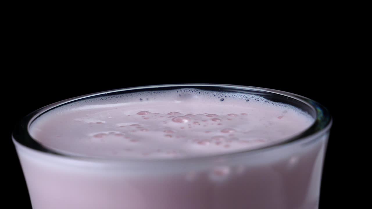 Smoothie in un bicchiere rosa