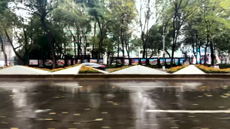 toma en cámara lenta de la avenida paseo de la reforma en la ciudad de méxico durante la tormenta