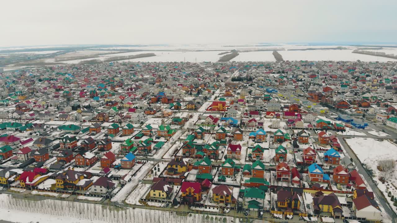 눈  ⁇ 을 배경으로 다채로운 집을 가진 오두막 단지