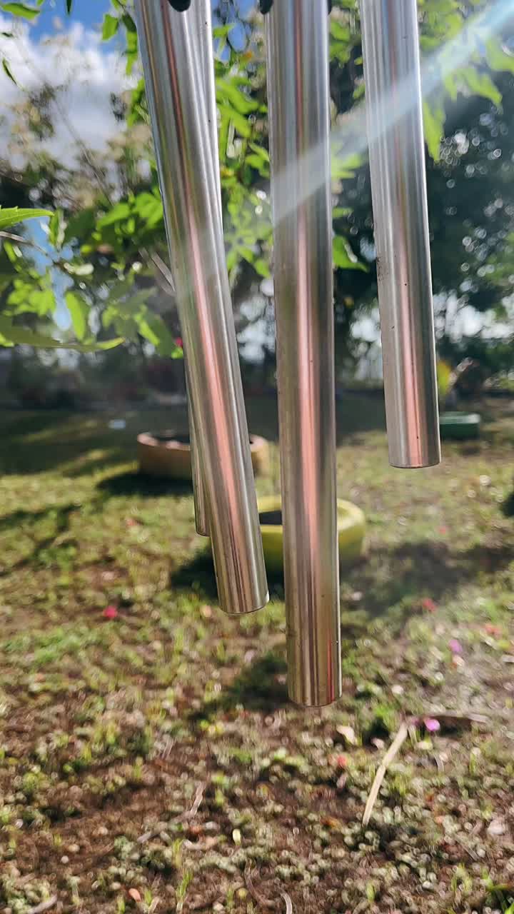 campanas de viento en un jardín