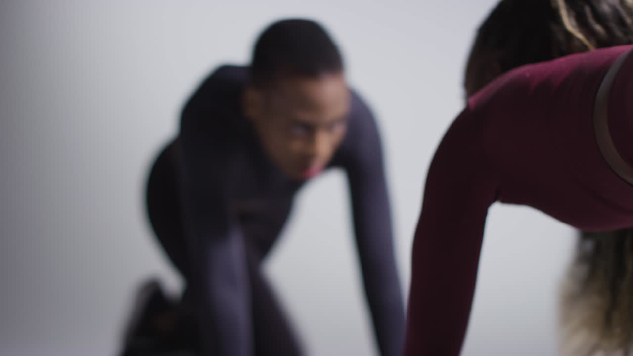 fotografía de estudio de dos mujeres vestidas con ropa de gimnasia frente a frente haciendo ejercicio 8
