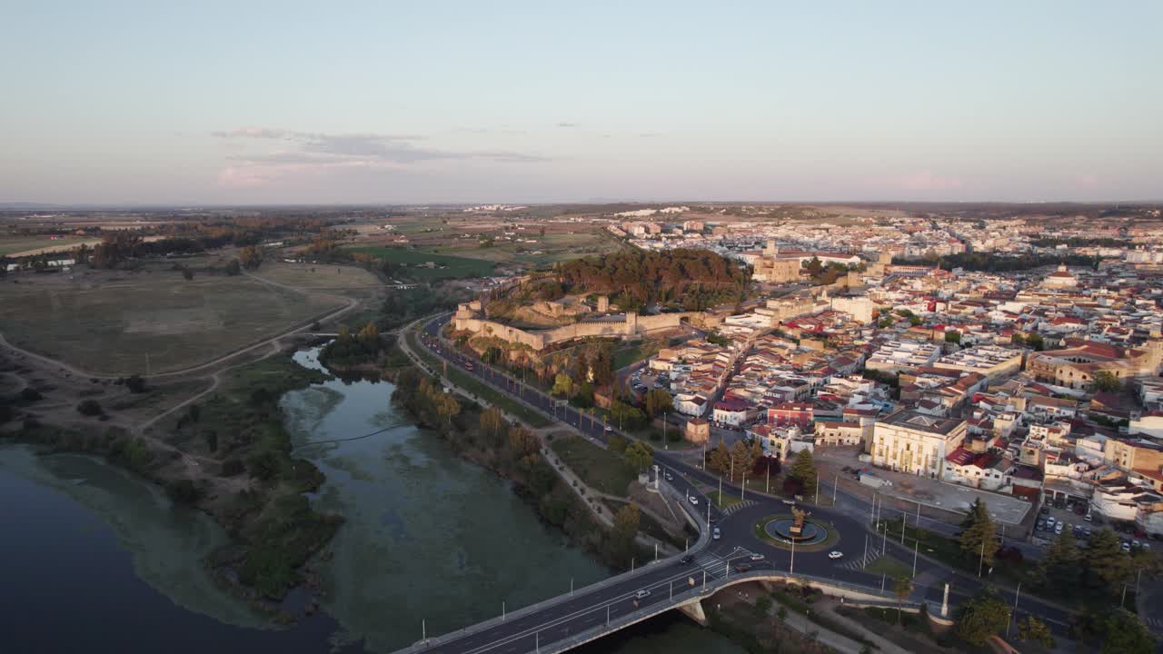 ciudad de badajoz en españa con la ciudad antigua medieval y las murallas del castillo de la fortaleza, aérea