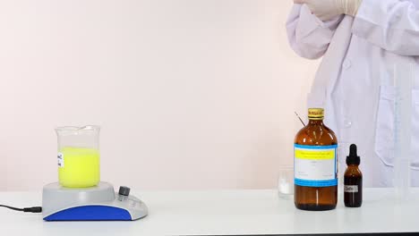 científico demuestra el experimento de reacción química del reloj de yodo en un entorno de laboratorio