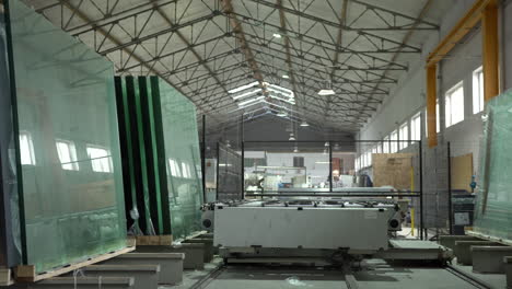 revisión de la sala de una fábrica de vidrio