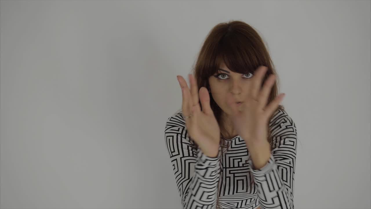 mujer elegante posando en la parte superior de moda