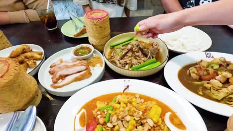 amigos disfrutando juntos de la cocina tradicional de isan