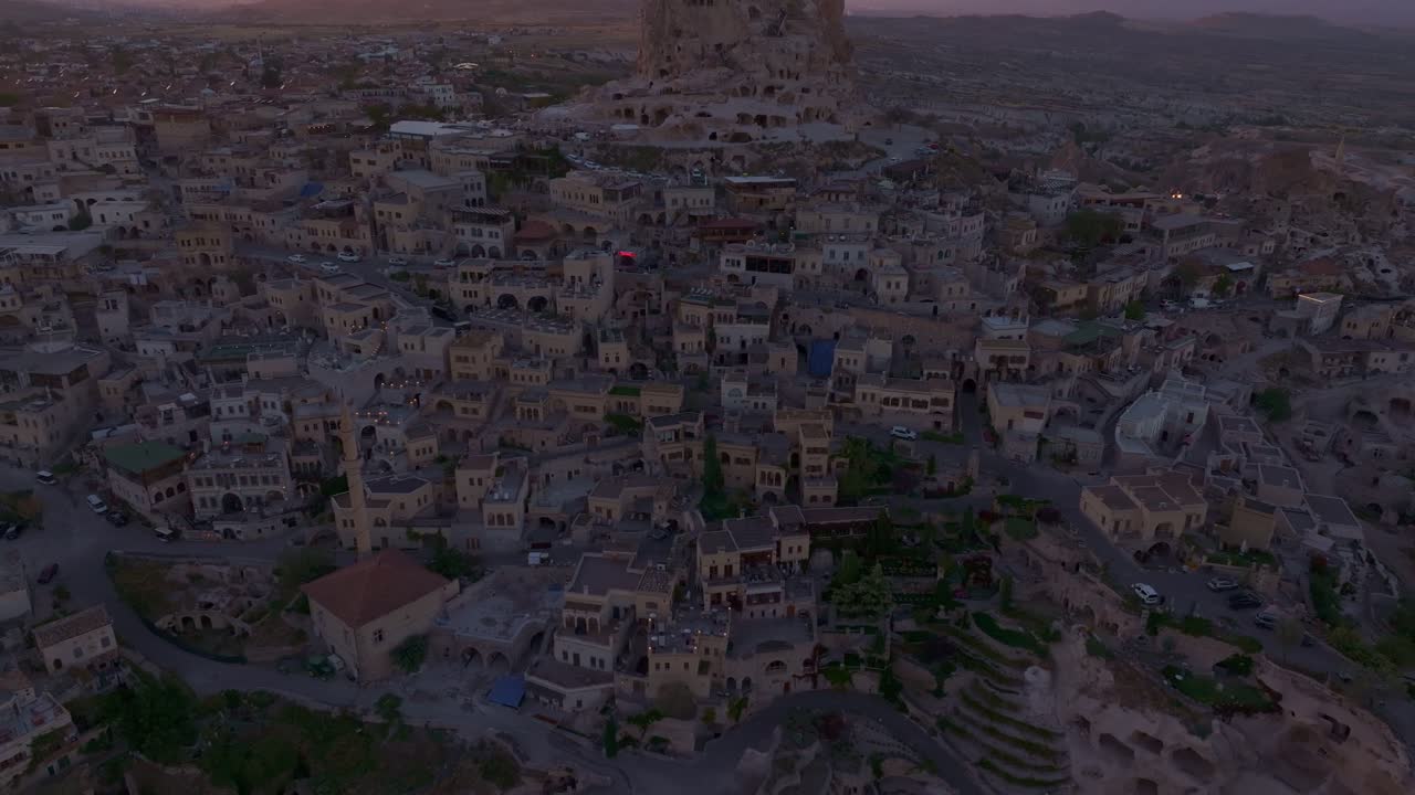 Il tramonto a Nevşehir, Turchia, anima il Castello di Uchisar in Cappadocia