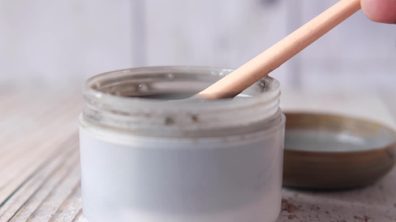 máscara facial de arcilla gris