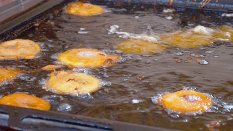 anillos de masa fritos en aceite hirviendo