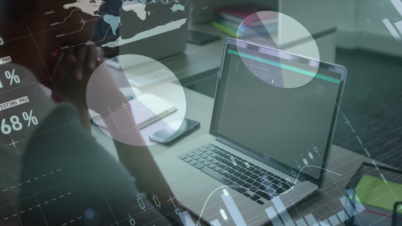 animación de la interfaz infográfica sobre la mujer caucásica analizando informes en la computadora portátil en la oficina