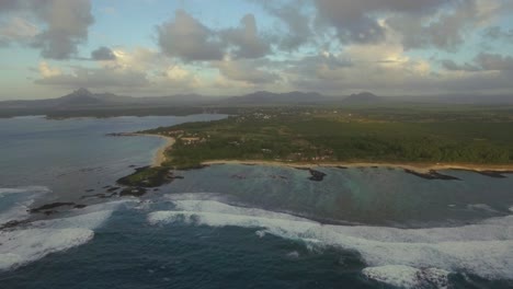 volando sobre la isla de mauricio y las aguas poco profundas
