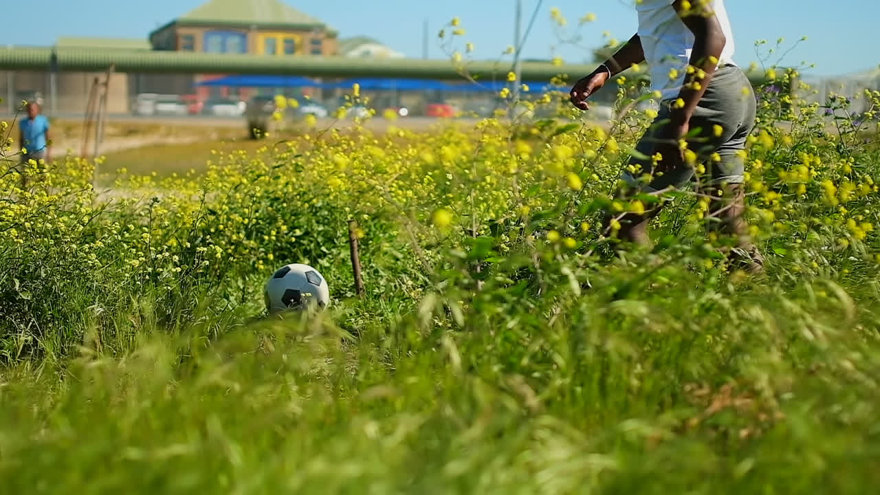 그라운드에서 축구를 하는 선수 4k