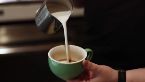 barista haciendo un latte