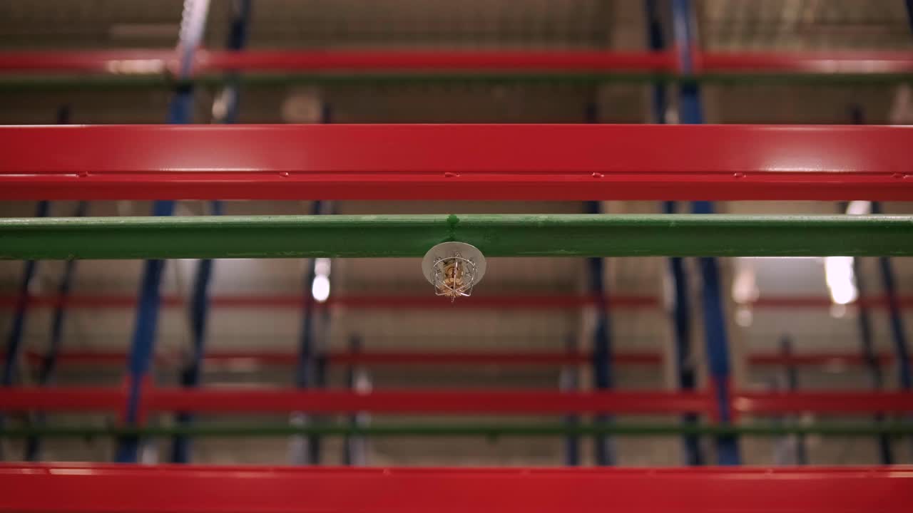 el sistema de protección contra incendios a base de agua está instalado en una gran fábrica. hay una tubería con un rociador.