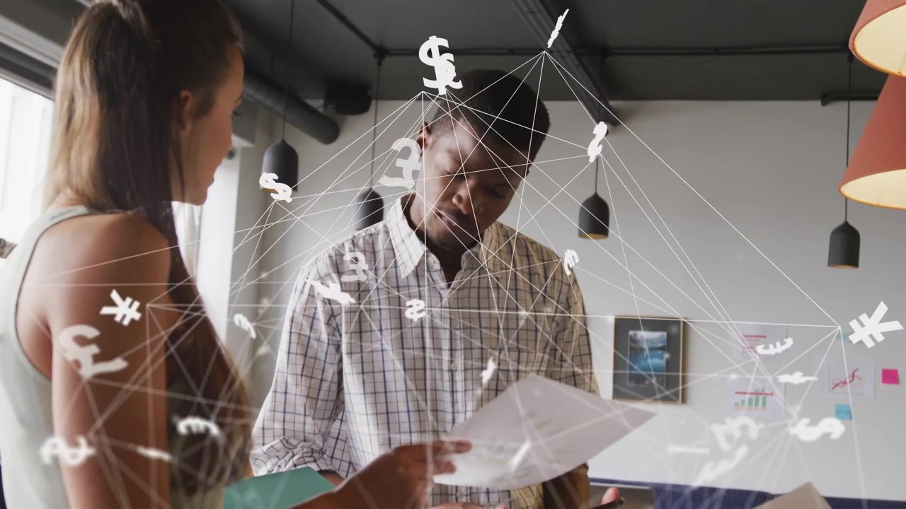 Kvinde peger på sider og får flydende pengesymboler til at drive over dokumenter, mens en mand gennemgår finanser.