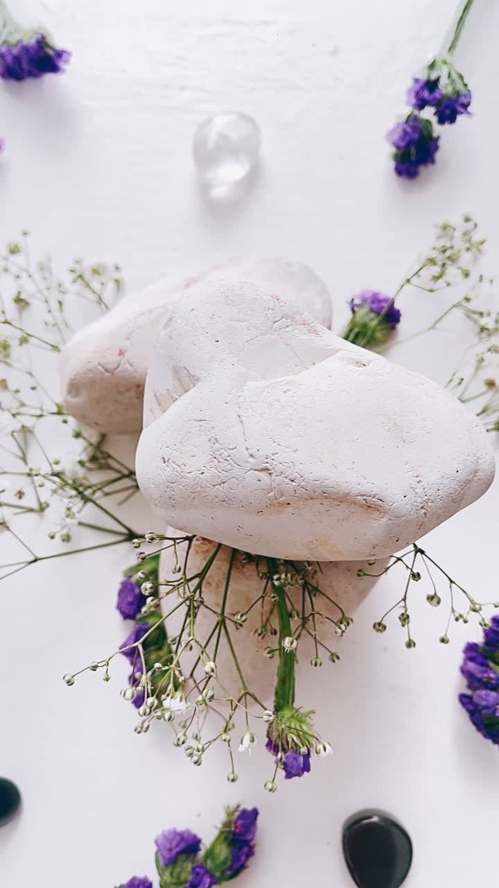 arreglo espiritual con piedras y flores