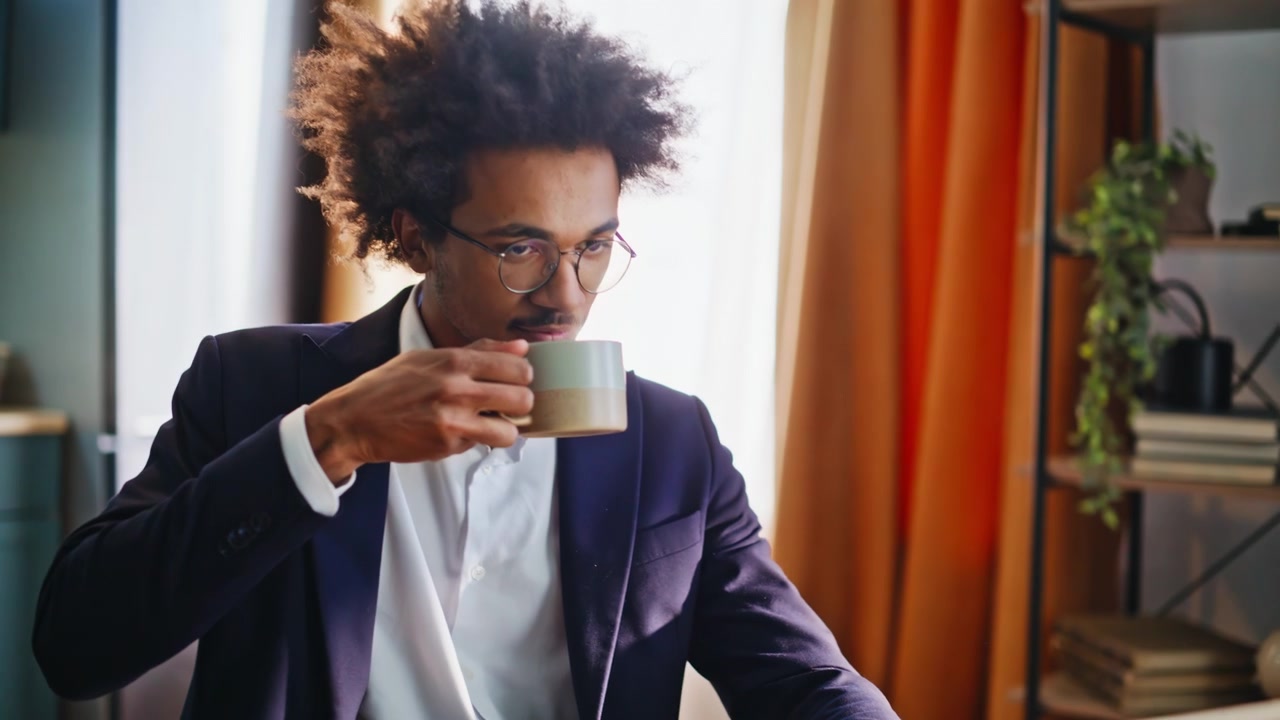 Empresário multirracial trabalhando no laptop, bebendo café no home office. Mãos masculinas