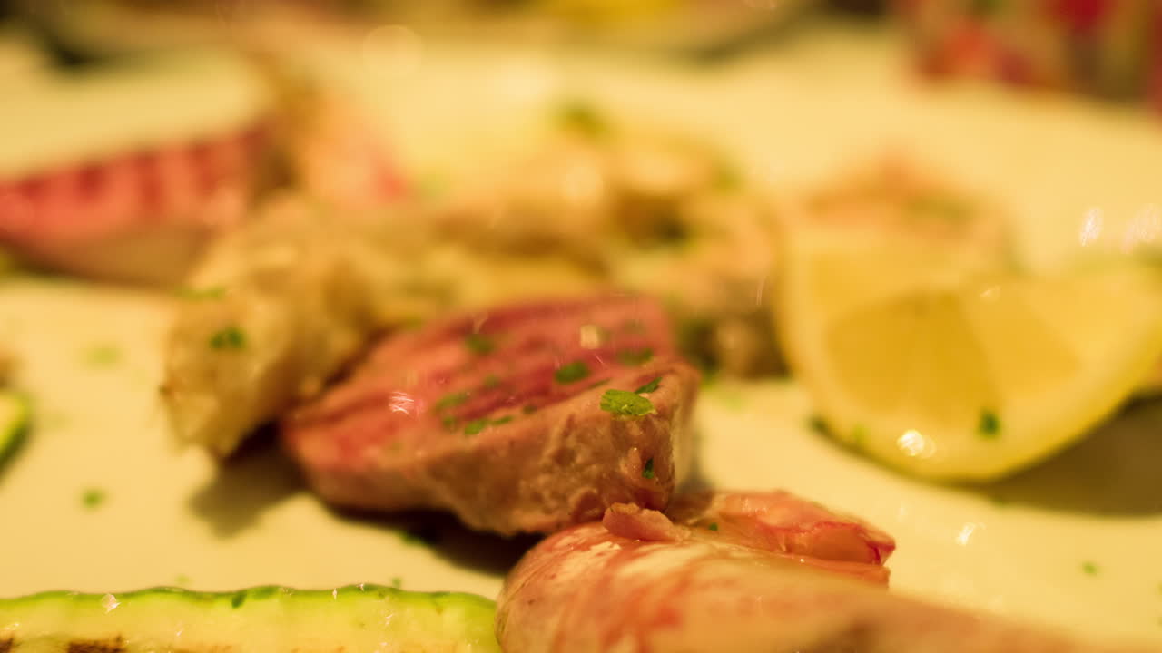 plato de mariscos y carne a la parrilla