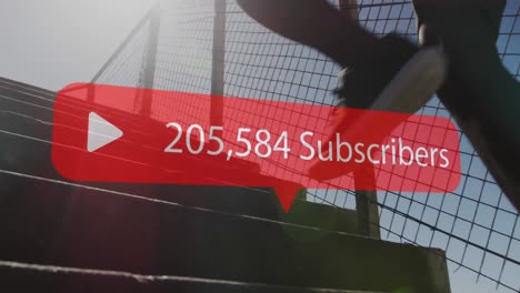 animación de los suscriptores de las redes sociales notificación, sobre el hombre entrenamiento subiendo escalones en el sol