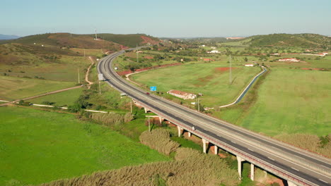 antena: una carretera que atraviesa el campo del algarve en portugal