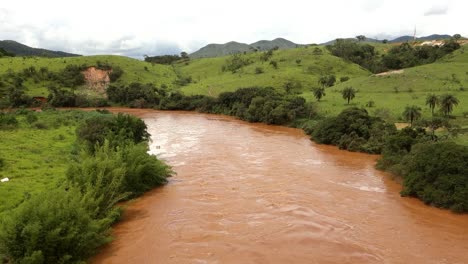 Alto-Nivel-De-Agua-Del-Río-Paraopeba-En-Brumadinho,-Minas-Gerais,-Brasil,-Rodeado-De-Montañas